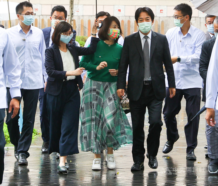 副總統賴清德(前右)、民進黨籍立委吳思瑤(前中)等人24日下午前往忠泰美術館,參觀「SOS拯救混凝土之獸!粗獷主義建築展」。中央社記者謝佳璋攝 109年9月24日
