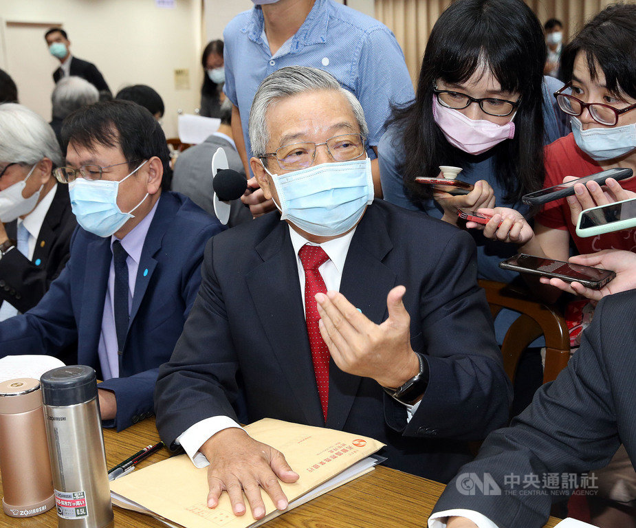 美國雜誌「富比世」資深編輯亞歷山大新書揭露,美國總統川普女婿庫許納任職白宮期間,曾向兆豐銀行借貸5000萬美元。兆豐銀董事長張兆順(前中)24日表示,「不是借款人,是其中小小股東」中央社記者郭日曉攝 109年9月24日