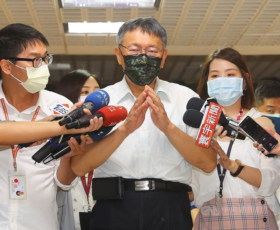 助中國國民黨立法院黨團拿下7席召集委員的台灣民眾黨主席柯文哲(中)24日表示,民眾黨立場是不同議題可跟不同人合作,且民主進步黨在食品安全政策沒準備好。中央社記者謝佳璋攝 109年9月23日