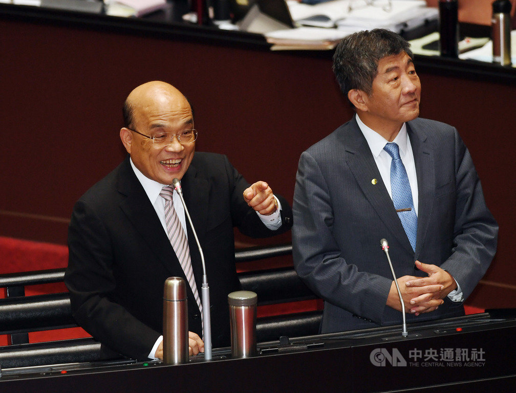 行政院長蘇貞昌(左)與衛福部長陳時中(右)25日下午在立法院備質詢,現場氣氛和諧。中央社記者施宗暉攝 109年9月25日