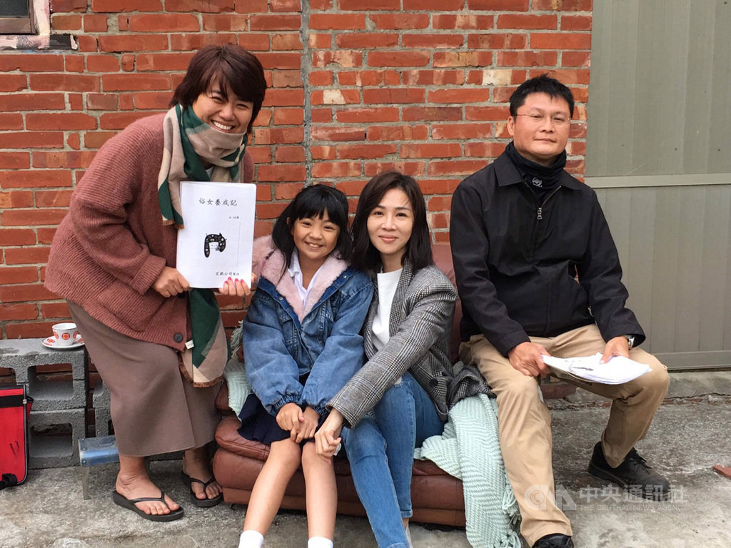 台劇「俗女養成記」由導演嚴藝文(左)、陳長綸(右)共同執導,劇中靈魂人物「大小嘉玲」分別由金馬影后謝盈萱(右2)、童星吳以涵(左2)飾演。(華視提供)中央社記者葉冠吟傳真 109年9月25日