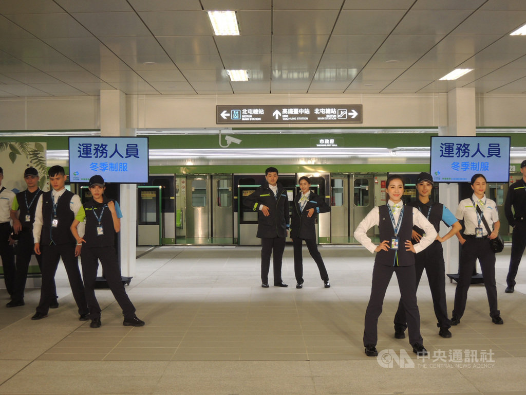 預計年底通車的台中捷運,25日在捷運市政府站發表員工制服,並舉辦制服走秀活動,展示設計理念。中央社記者郝雪卿攝 109年9月25日