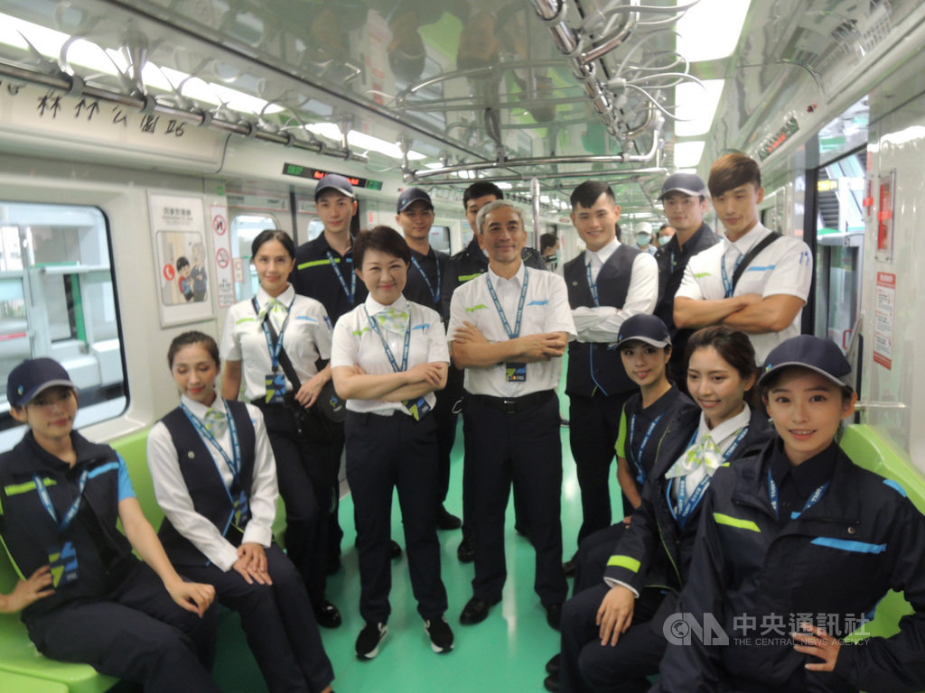 預計年底通車的台中捷運,25日在捷運市政府站發表員工制服,台中市長盧秀燕(前左4)與台中捷運董事長林志盈(前左5)也身穿制服出場。中央社記者郝雪卿攝 109年9月25日