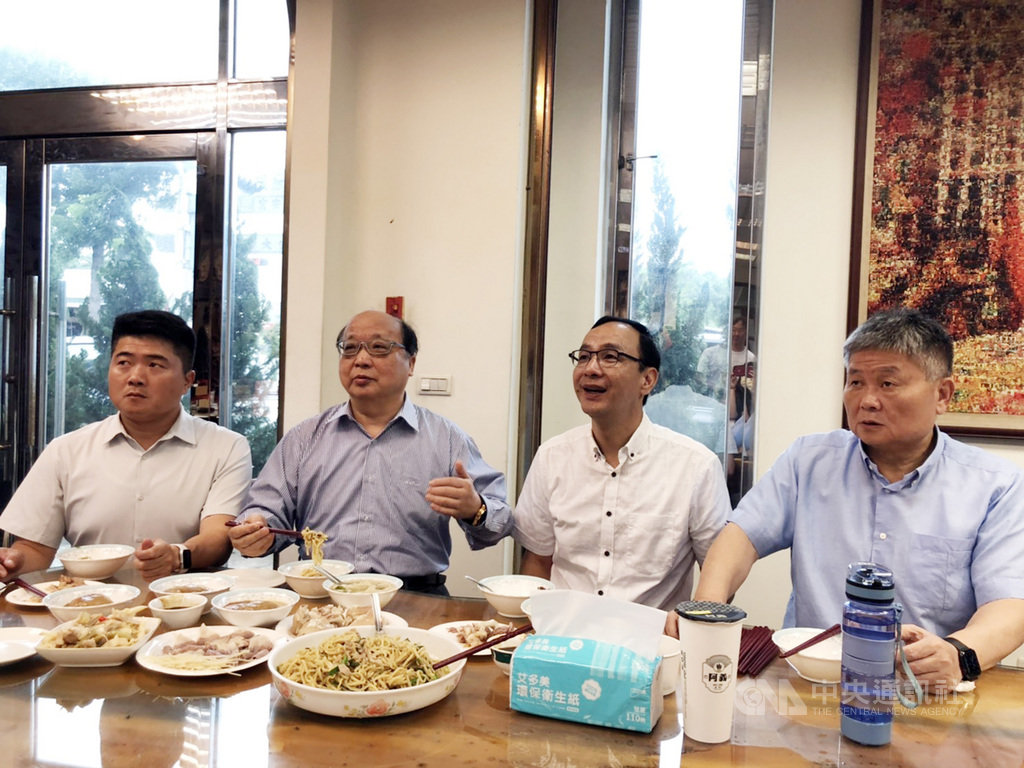 前新北市長朱立倫(右2)、前台中市長胡志強(左2)25日到前立委顏寬恆(左)服務處,品嚐台灣豬大餐。中央社記者趙麗妍攝 109年9月25日