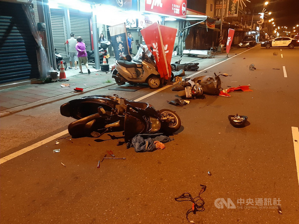 許姓男子25日凌晨酒後開車返回宜蘭縣壯圍鄉住家,途中為閃避一輛左轉機車失控連撞路邊6部機車和店面後逃逸,之後就斷片不醒人事。警方迅速找到在車內呼呼大睡的許男,詢後送辦。(讀者提供)中央社記者王朝鈺傳真 109年9月25日