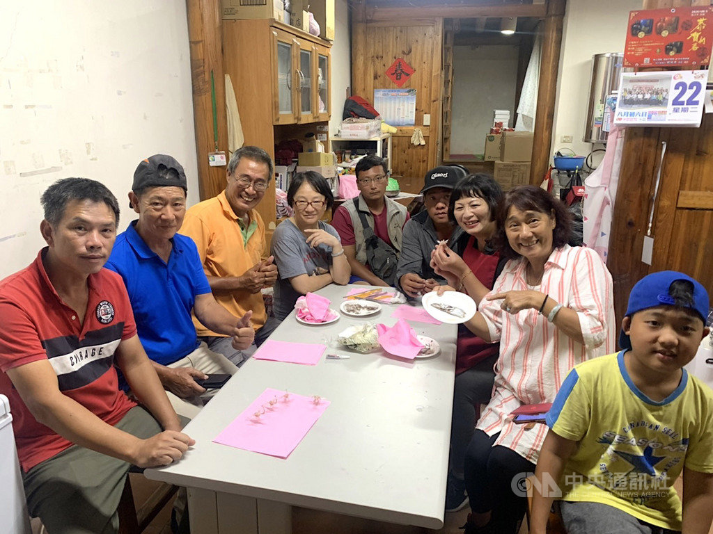 利用白帶魚做鶴的手藝,是50歲以上漁家孩子的回憶,連江縣北竿鄉橋仔社區發展協會舉辦體驗白帶魚骨製作仙鶴的技藝工作坊,邀請居民共同體驗過往漁村文化。中央社記者邱筠攝 109年9月25日