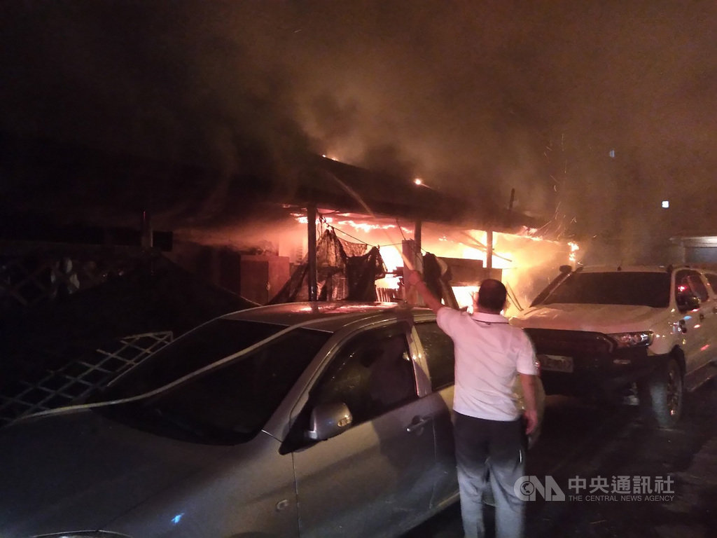 花蓮縣消防局25日凌晨2時許接獲民眾報案,位在花蓮市南京街一處連棟鐵皮屋冒出火煙,因屋內堆放大量木材,火勢迅速延燒到鄰近民宅,所幸人員皆及時逃出,並未造成傷亡。(花蓮縣消防局提供)中央社記者張祈傳真 109年9月25日