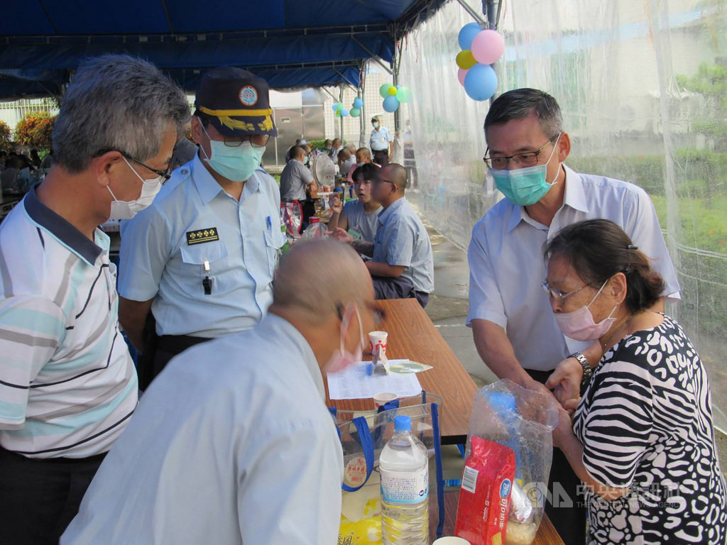 台東東成技訓所懇親活動25日登場,一名高齡90歲的老母親(前右)自台中奔波360公里、在屏東火車站夜宿一晚後搭上首班往台東火車,就為見服刑中的兒子一面,母子隔著桌子會面,場面令人動容。(台東東成技訓所提供)中央社記者盧太城台東傳真 109年9月25日