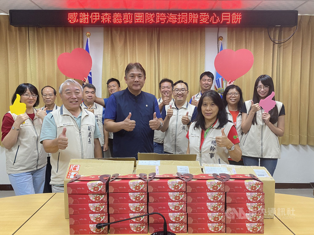 新北市居民王茂驊父親為中國來台的抗戰老兵,母親則是澎湖人,因感念榮民早年對國家的辛苦奉獻,在今年秋節前夕主動聯繫澎湖縣榮服處,表示將捐贈月餅禮盒一批,盼分贈榮民、榮眷長者。中央社 109年9月25日