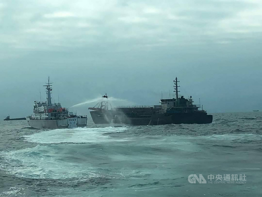 海巡大型艦艇以接力輪調方式守護馬祖海域,近日由「金門艦」支援5天,成功驅趕部分抽砂船,強化海上執法工作,強力嚇阻中國違法業者。(民進黨連江縣黨部提供)中央社記者邱筠馬祖傳真 109年9月25日