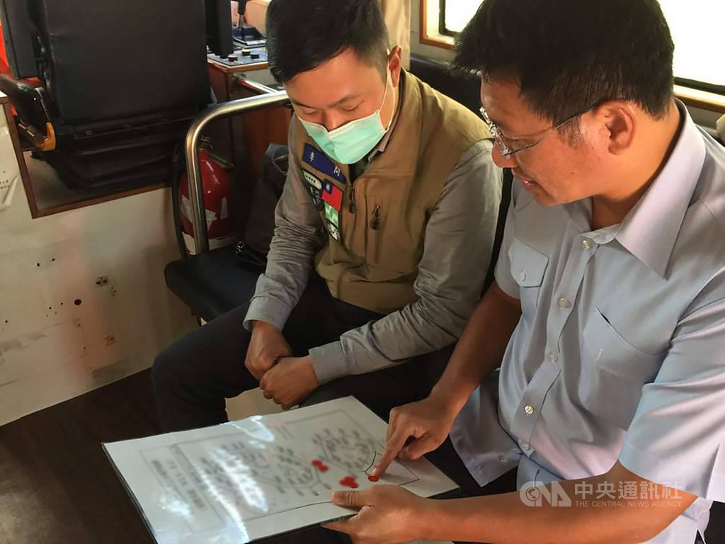 為了解馬祖海域越界抽砂船實際情形,民進黨連江縣黨部主委李問(左)親自出海了解,並聽取海巡說明馬祖水域執法限制與驅離情況,表示將會把地方狀況傳遞給中央。 (民進黨連江縣黨部提供)中央社記者邱筠馬祖傳真 109年9月25日