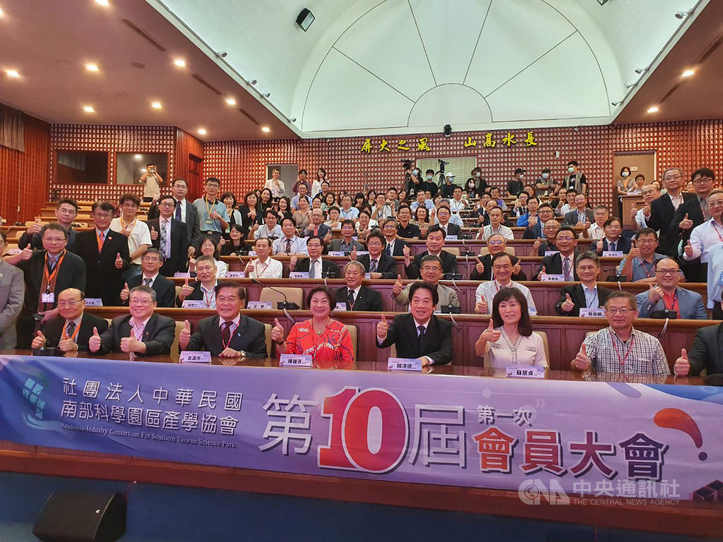副總統賴清德(前右3)25日赴屏東大學參加南科產學協會第10屆第1次會員大會,與南部大學校長及與會企業代表等合照。中央社記者郭芷瑄攝 109年9月25日
