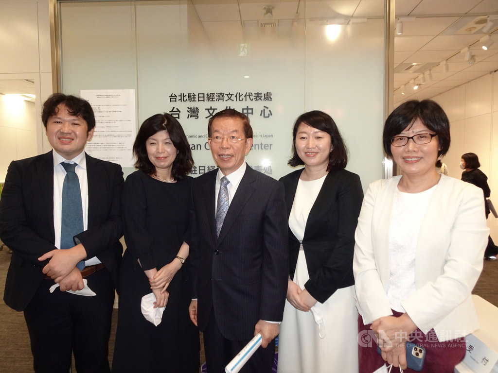 台灣文化中心與日本學者等組成的平台「SNET台灣」合力推出「在家樂遊台灣博物館」系列影片。影片25日起陸續公開,駐日代表謝長廷(中)受邀觀賞。中央社記者楊明珠東京攝 109年9月25日