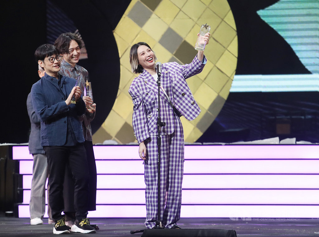 中華音樂人交流協會25日舉辦「2019年度十大專輯暨單曲」頒獎典禮,歌手魏如萱(右)以專輯「藏著並不等於遺忘」獲頒十大專輯,並以歌曲Ophelia獲十大單曲獎。中央社記者張新偉攝 109年9月25日