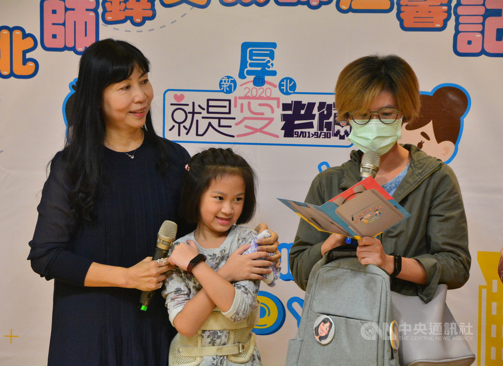 新北市深坑國小附幼主任簡茉莉(左)以全新的教學模式悉心照顧玻璃娃娃,讓家長放心又感動,罹患先天性成骨不全症的母女25日也現場感謝簡茉莉,場面溫馨。中央社記者黃旭昇新北市攝 109年9月25日