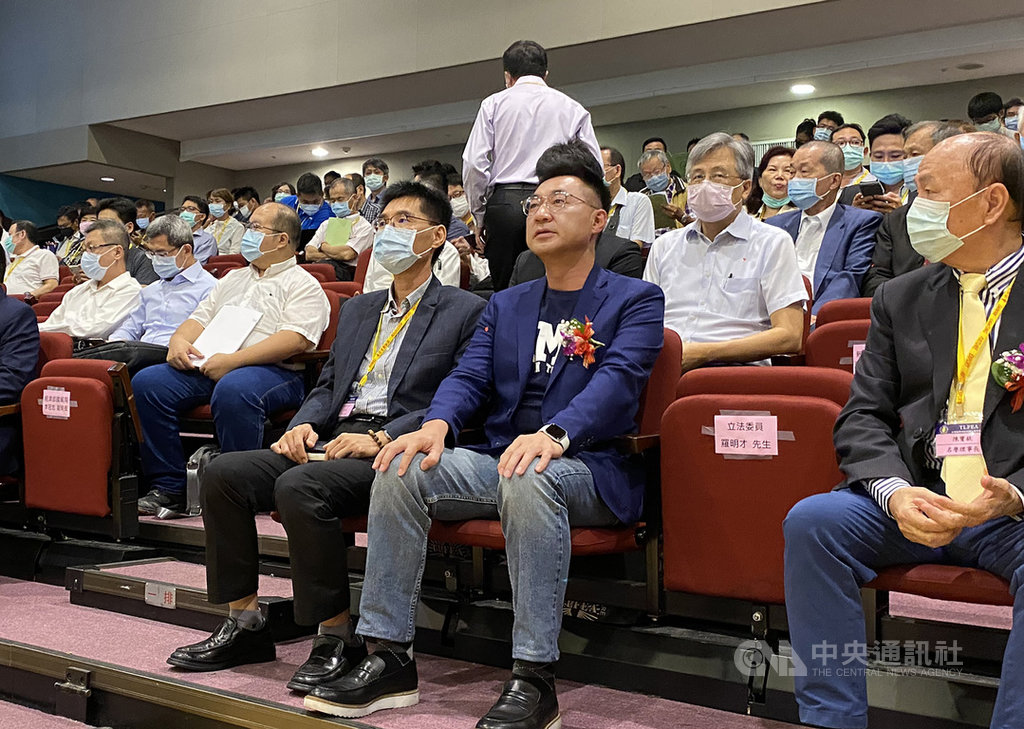 前國民黨主席朱立倫25日走訪雲林、台中,遭解讀是去踩台中出身的國民黨主席江啟臣(前左2)的地盤,江啟臣到新北市出席活動時則說,「我現在在新北」,大家不用想太多。中央社記者劉冠廷攝 109年9月25日