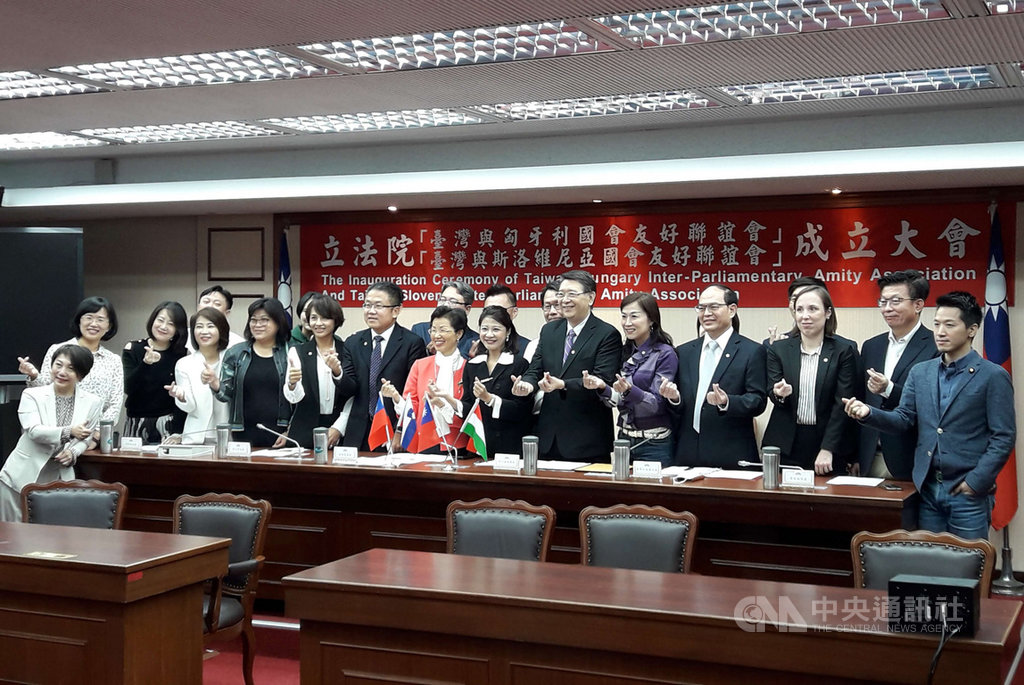 立法院「台灣與匈牙利國會友好聯誼會」暨「台灣與斯洛維尼亞國會友好聯誼會」25日舉行成立大會,擔任這兩個國會聯誼組織會長的民進黨立委林楚茵(前排右7)說,希望有更多國會交流在台灣與世界各地進行。中央社記者范正祥攝 109年9月25日
