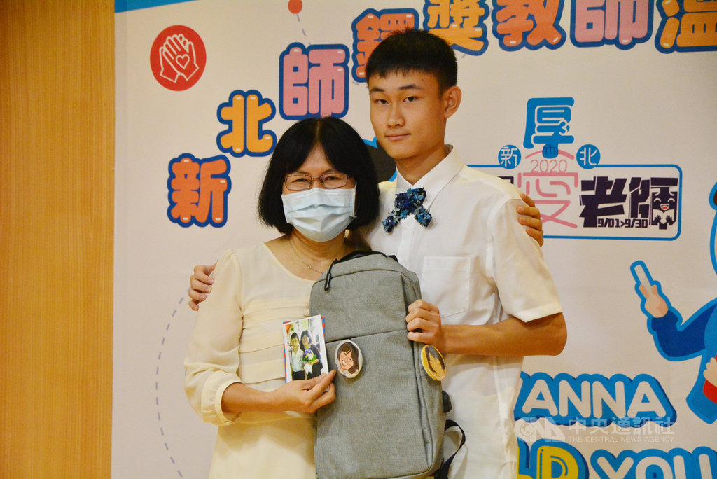 新北市莒光國小教師周理慧(左)今年獲師鐸獎肯定,她30多年來不間斷「家庭訪問」,當成與孩子放學後的另類校外教學,她曾指導過的學生25日現身致謝。中央社記者黃旭昇新北市攝 109年9月25日