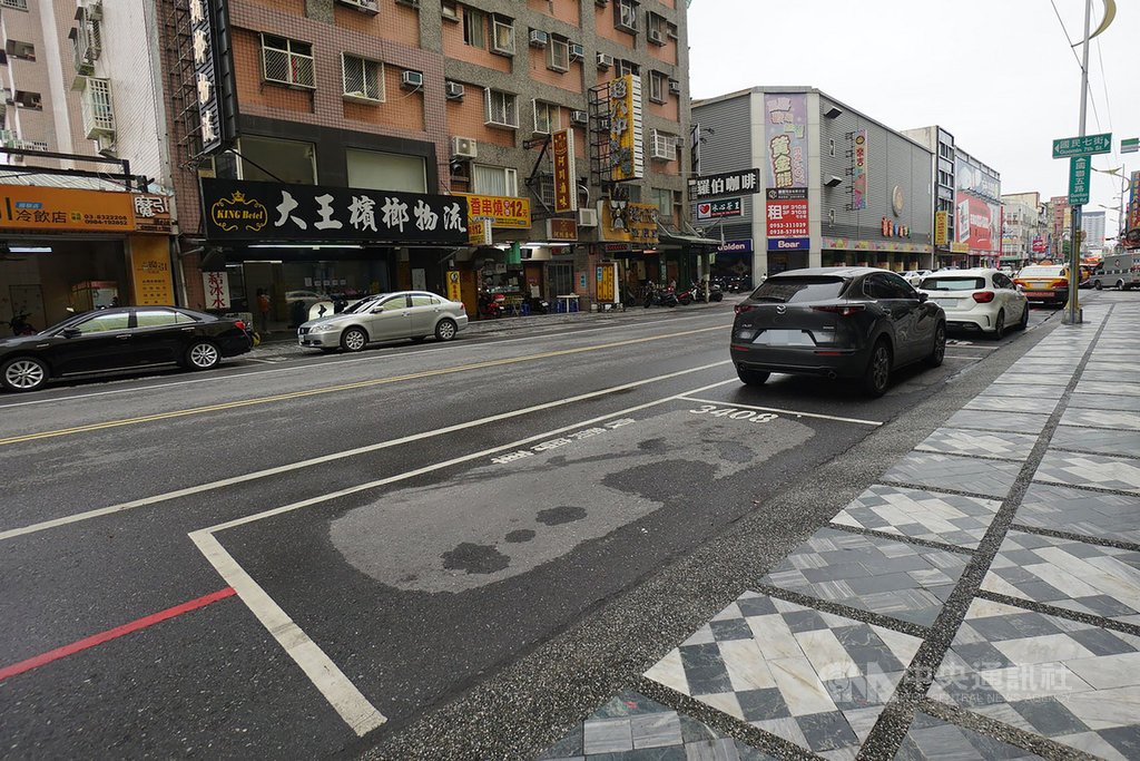 花蓮縣府規劃在市區路邊收費停車格、路外停車場建置智慧停車及導引系統,以供民眾即時查詢空閒車格,最快民國110年農曆年後可建置完成。中央社記者張祈花蓮攝 109年9月25日
