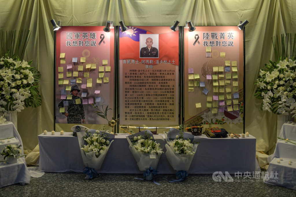 為緬懷因公殉職隊員阿瑪勒.道卡杜,海軍陸戰隊25日在高雄左營桃子園隊史二館一樓,由海軍陸戰隊指揮官王瑞麟中將帶領各級主官、士督長及官兵代表,陪伴殉職隊員眷屬點燈追思已逝英靈。中央社記者侯文婷攝 109年9月25日