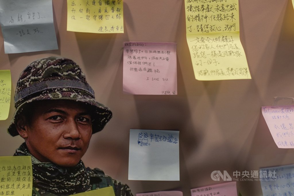 海軍陸戰隊25日晚間為因公殉職隊員阿瑪勒.道卡杜舉行點燈追思儀式,阿瑪勒的兒女也到場,並用便條紙寫下「辛苦你了,無時無刻都陪伴著我們,你在天上要保佑我們喔!我會乖乖聽話」以及「爸爸辛苦了永遠忠誠」等告別話語。中央社記者侯文婷攝 109年9月25日