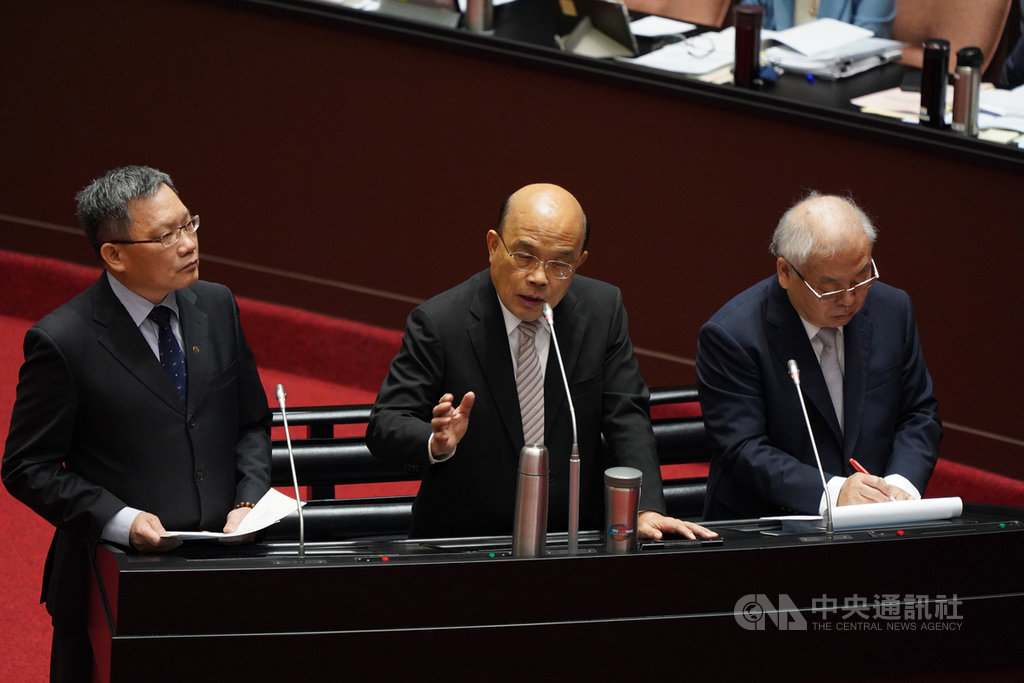 行政院長蘇貞昌(中)25日籲請朝野立委支持早日通過「紓困3.0」追加預算案,他表示,政府希望持續「顧產業、撐廠商、守就業」,對仍受疫情衝擊影響的產業延長紓困與協助措施。右為主計長朱澤民,左為財政部長蘇建榮。中央社記者徐肇昌攝 109年9月25日
