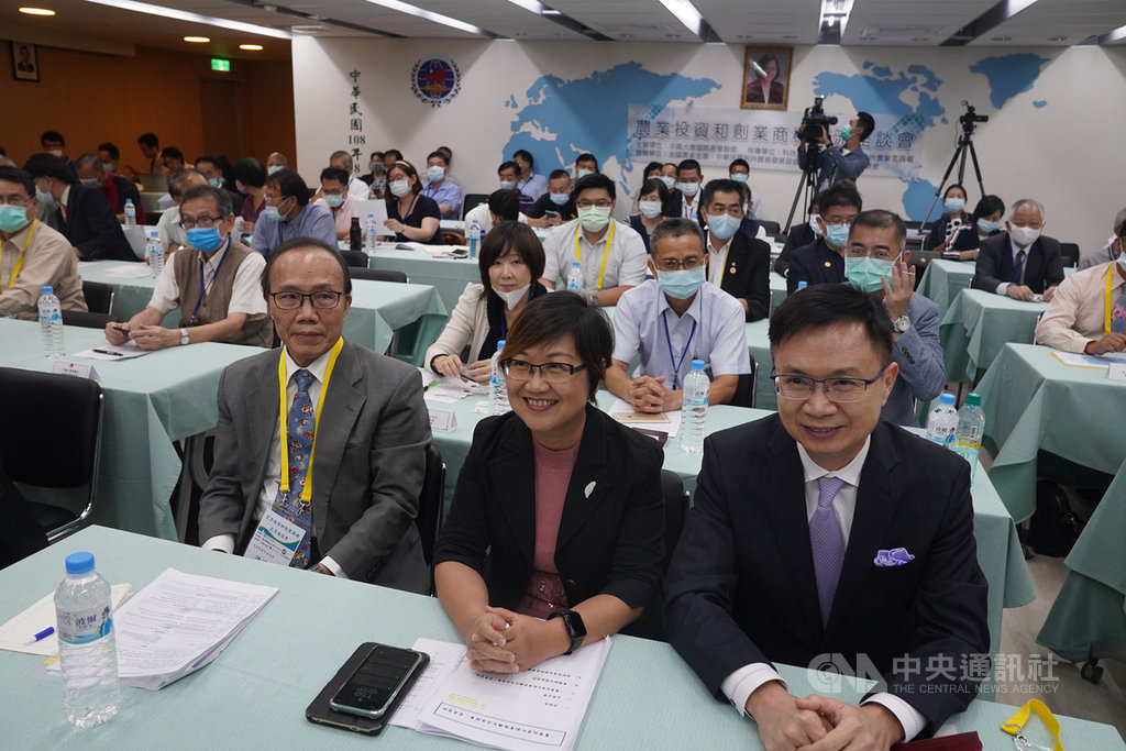 「農業投資和創業商機交流座談會」25日下午在台北舉行,僑委會副委員長徐佳青(前中)、農委會副主委陳添壽(前左)、貿協董事長黃志芳(前右)等出席開幕式。中央社記者徐肇昌攝 109年9月25日