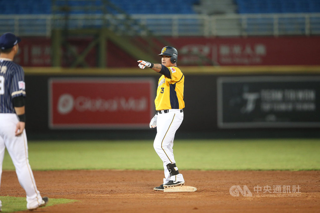 中華職棒中信兄弟隊原訂本週讓林智勝(中)歸隊,但因他右肩接受高濃度血小板血漿(PRP)注射治療,所以暫緩異動,教練團盼等他身體完全準備好,再讓他回一軍。(中信兄弟提供)中央社記者謝靜雯傳真 109年9月25日
