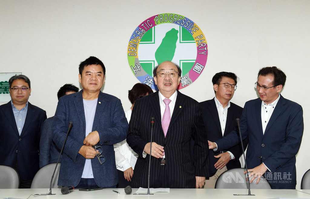 民進黨立院黨團總召柯建銘(前中)25日率黨團七長召開記者會表示,進口含萊劑美豬美牛等9項行政命令確定交付5委員會聯席審查,這是一個好的開始。中央社記者施宗暉攝 109年9月25日
