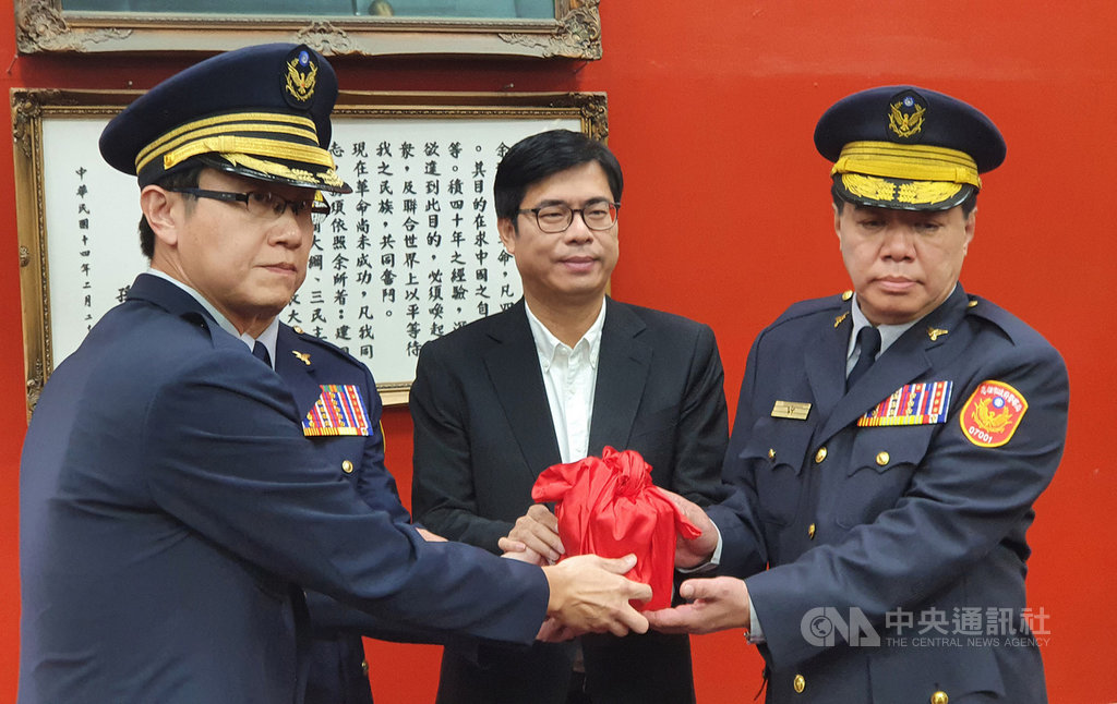 高雄市警察局分局長及大隊長25日舉行聯合交接典禮,市長陳其邁(中)出席主持,他致詞時表示,警察在各崗位上不必墨守成規,要以人民安全為優先考量。中央社記者洪學廣攝 109年9月25日