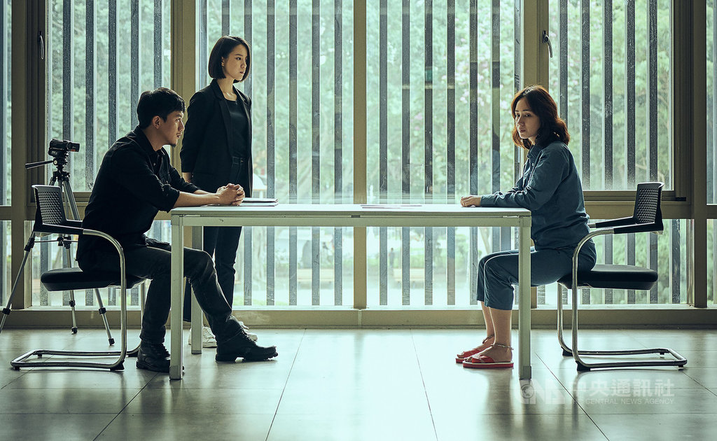 在電視劇「追兇500天」中飾演嫌疑犯的小薰(右),與扮演刑警的莫子儀(左)有場偵訊戲碼,讓小薰形容演來猶如精神分裂。(七十六号原子提供)中央社記者葉冠吟傳真 109年9月25日