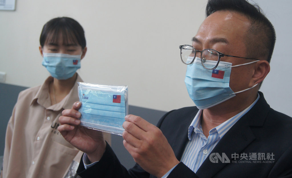 紡織大廠聚隆纖維公司25日舉行記者會,介紹旗下子公司聚茂生技推出的3層式防護口罩,及印有國旗等特殊圖案的客製化口罩,聚隆並表示,口罩日產能預估到10月有機會提升到100萬片,目前口罩訂單已排到年底。中央社記者吳哲豪彰化攝 109年9月25日