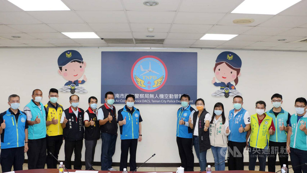 台南市警察局無人機空勤管制台25日揭牌,市長黃偉哲(右7)表示,這是全國第一個無人機隊的空中勤務管制台,透過無人機在空中監控畫面,提供任務指揮官清楚圖像,以便命令下達。(台南市警察局提供)中央社記者張榮祥台南傳真 109年9月25日