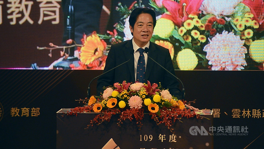 教育部109年度教學卓越獎頒獎典禮25日在中正大學舉行,副總統賴清德出席致詞表示,要把卓越教學的精神推廣到每一所學校,並呼籲各界著重語言教育,達成2030年將台灣打造為雙語國家的目標。中央社記者蔡智明攝 109年9月25日