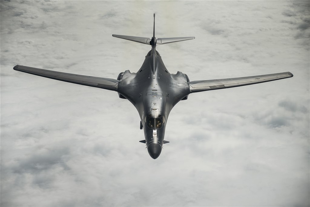 記錄軍事飛行器動態的推特帳號「飛機守望」25日上傳的圖片顯示,兩架美軍B-1B槍騎兵戰略轟炸機朝台灣方向飛行。圖為B-1B檔案照片。(圖取自美國空軍網頁www.af.mil)