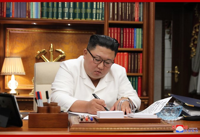 金正恩(圖)25日回應北韓軍方擊斃一名疑似叛逃的南韓漁業官員事件,他表示,讓文在寅總統及南邊同胞感到莫大失望,「覺得非常抱歉」。(圖取自北韓中央通信社網頁kcna.kp)