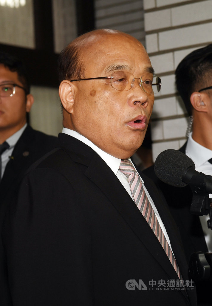 針對近日中共解放軍在東部戰區軍演發射10枚彈道飛彈,行政院長蘇貞昌(中)25日表示,每一枚飛彈都是用人民血汗錢做的,若能把這些錢用來照顧人民,是政府的責任,不必浪費人民納稅錢。中央社記者施宗暉攝 109年9月25日