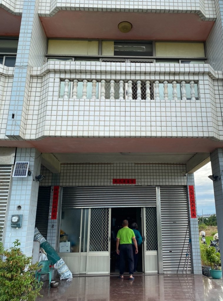 台中市大甲區一對離婚但仍同住的男女25日上午帶9歲兒子燒炭輕生,警方獲報趕抵現場將3人送醫急救。(民眾提供)中央社記者趙麗妍傳真 109年9月25日