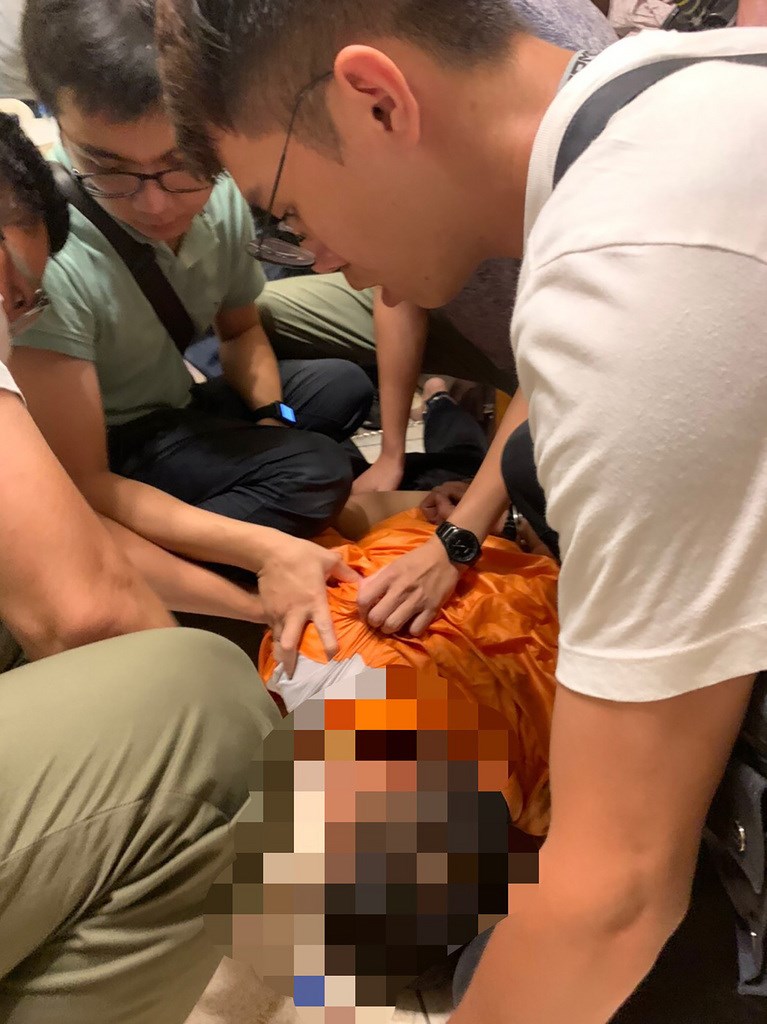 高雄市黃姓男子25日上午在雄檢外遭陌生男子搭話後以利刃劃傷,警方獲報組成專案小組追緝,晚間於仁武區逮捕犯案蕭姓男子(橘衣)到案,現場並查獲毒品安非他命。(高雄市警局新興分局提供)中央社記者洪學廣傳真 109年9月25日