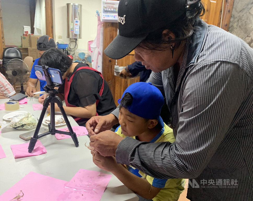 連江縣北竿鄉橋仔社區發展協會舉辦體驗白帶魚骨製作仙鶴的技藝工作坊,居民陳蘭興也帶著兒子共同體驗,將漁村重要且難得的手藝向下傳承與保存,重溫橋仔的漁村文化。中央社記者邱筠攝 109年9月25日