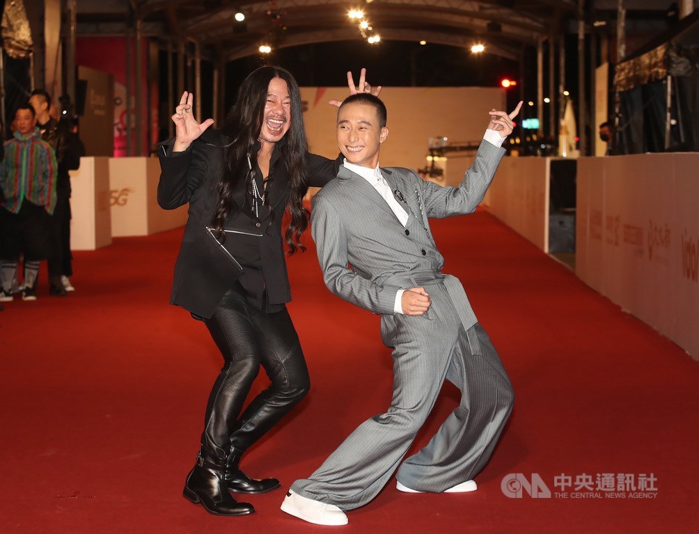 藝人亂彈阿翔(左)和浩子(右)將問鼎金鐘,開心步紅毯留影。中央社記者張新偉攝 109年9月26日
