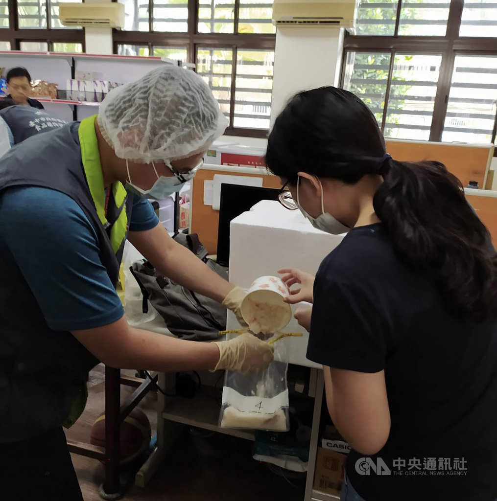 台中市教育局表示,26日上午分別接獲西屯區某高中與北屯區某中學通報,住宿學生43人及31人在食用由北區某餐盒工廠供應晚餐後,陸續發現發燒、腹瀉、頭痛等疑似食物中毒症狀,衛生局食安處已勒令餐盒廠暫停作業,並派員採檢送驗。(台中市政府提供)中央社記者蘇木春傳真 109年9月26日