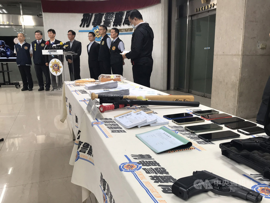 刑事局執行「全國同步掃黑行動專案」,針對幫派涉及網路賭博、侵害公共工程與隱身特定政黨暴力犯罪等進行掃蕩,26日並舉行記者會中指出,這次專案共檢肅28名治平目標、逮獲手下140人到案,並查獲多項證物。中央社記者劉建邦攝 109年9月26日
