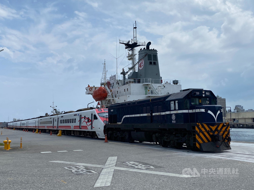 為了全新採購的EMU900型通勤電聯車,台鐵局也以1列普悠瑪列車及2部機車頭,模擬EMU900型通勤電聯車10輛編組長度,在花蓮港全新舖設的軌道測試。(台鐵局提供)中央社記者余曉涵傳真 109年9月26日