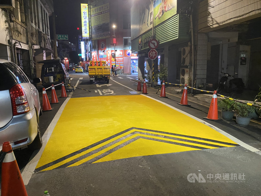 桃園市交通局在桃園區永安路近博愛路口設置減速平台,18日完工。一整塊黃色的方形區域,採平台設計緩升緩降,從側面看類似梯形,最高處距離地面約有10公分。(桃園市交通局提供)中央社記者葉臻傳真 109年9月26日