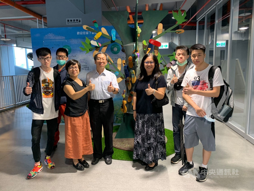 國道5號宜蘭段公共藝術計畫民眾參與成果展近期展開,華梵大學景觀與環境設計學系學生運用竹片、稻草、木屐等在地材料創作,作品展現對宜蘭的關懷。(華梵大學提供)中央社記者陳至中台北傳真 109年9月26日