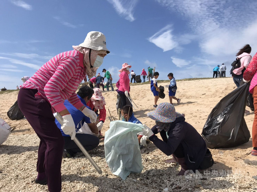 台電澎湖區營業處26日發動千人在龍門後灣沙灘進行淨灘活動,每撿拾1公斤海廢垃圾,就捐出15元給董氏基金會。中央社 109年9月26日