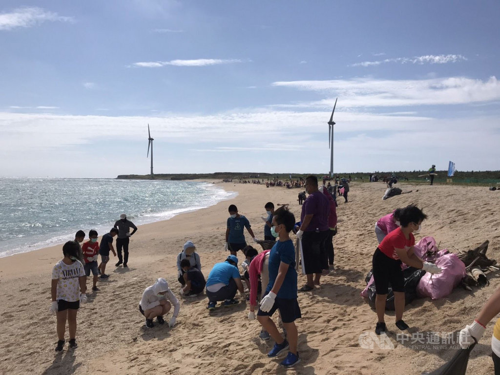 台電澎湖區營業處26日在龍門後灣岸際舉行淨灘活動,共清理出各種海漂垃圾約6500公斤,經志工分類後,由湖西鄉公所協助清運。中央社 109年9月26日