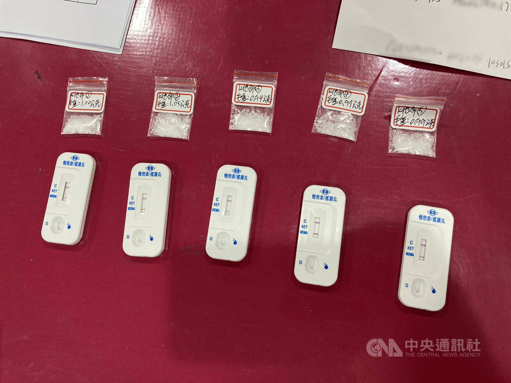 一名陳姓男子自菲律賓返台後住進檢疫所,竟通知沈姓男子把毒品藏在洋芋片罐內送去,遭檢疫所人員發現報警,查扣5包K他命。警方先循線逮捕沈男,陳男檢疫結束後也將依法究辦。(警方提供)中央社記者劉建邦傳真 109年9月26日