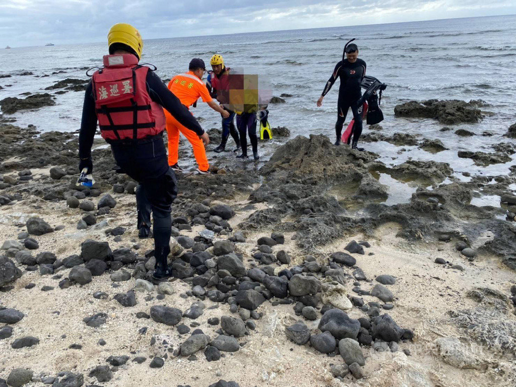 台東縣綠島鄉石朗浮潛區26日一對母女檔在浮潛時疑遭海流帶離岸際,無法自行游回,岸巡隊獲報到場,順利將2人救起,母女均無受傷。(第一三岸巡隊提供)中央社記者李先鳳傳真 109年9月26日